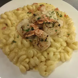 Herb Crusted Mac &amp; Cheese with Shrimp
