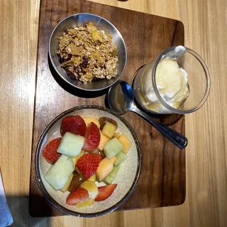 Housemade Granola & Yogurt