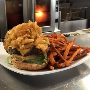 Ground chuck blend, cheddar, onion strings, lettuce, pickles, tomatoes, special sauce, caramelized onion bun (Upgrade sweet potato fries)