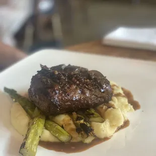 110z Fillet with mashed potatos and asparagus.