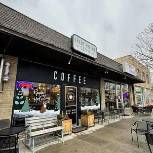 the outside of a coffee shop