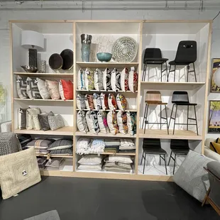 Decor, pillows and throws