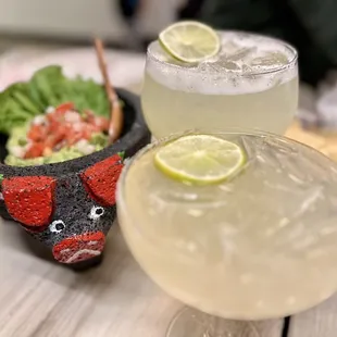 a margarita and a bowl of chips