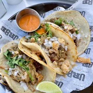 TACOS DE CARNITAS Y CHICHARRON