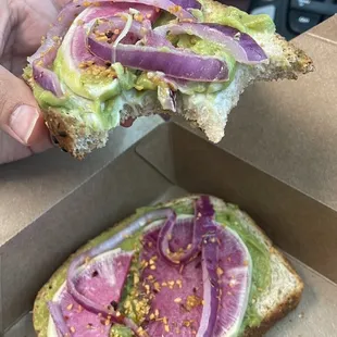 No no no! What looks like avocado from a squeeze tube and untoasted bread.