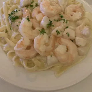 Fettuccine Alfredo With Shrimp & Bay Scallops