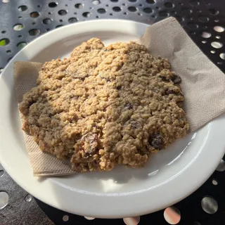 Vegan Oatmeal-Raisin Cookie