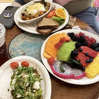 Fresh Fruit Plate with Yogurt or Cottage Cheese