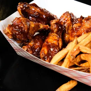 BBQ chicken wings with fries