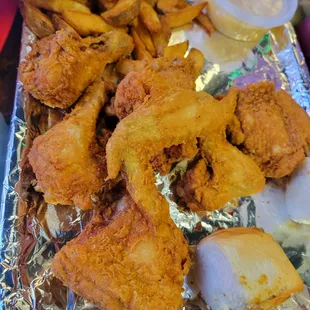 Fried chicken combo with potato wedges and Mac &amp; cheese