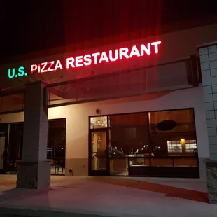 the front of a restaurant at night