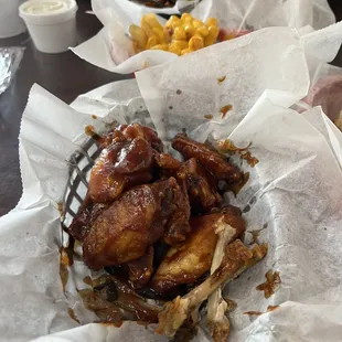 food, chicken wings and fried chicken