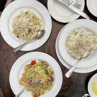 Fettuccine Con Gamberi E Zucchine, Gnocchi, Insalata Mista Salad