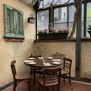 Indoor/ outdoor dining area