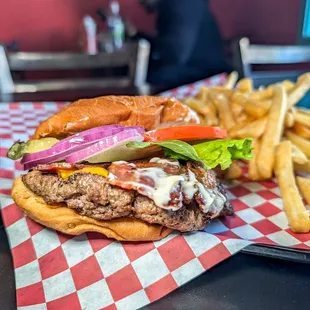 bacon cheeseburger w/garlic fries $16.50