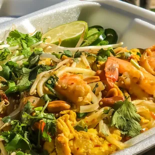 Pad Thai sort of afternoon added shrimp and chicken. Sooo delicious!!