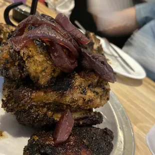 Chicken wings with caramelized onions