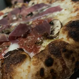 Pizza with prosciutto and mushrooms