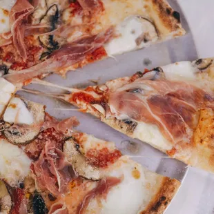 PAOLO PIZZA - 
San Marzano tomato sauce, mozzarella, bufala mozzarella, fresh mushroom, Prosciutto di Parma.