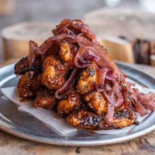 V SIGNATURE WINGS
Fresh lemon, rosemary, garlic, EVOO and V spice mix, topped with caramelized onions.
