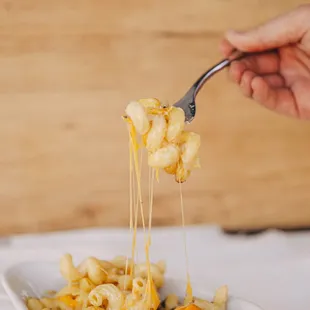 The pesto gouda Cavatappi! Make the right choice and add pancetta (Italian bacon) to this dish!