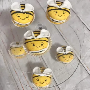 Bee macaroons