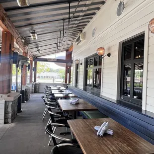 the outside of the restaurant