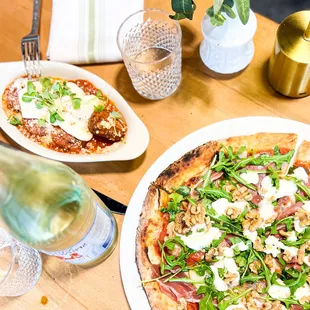 True Neapolitan pizza, the authentic italian way.