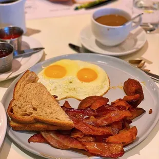 a plate of breakfast food