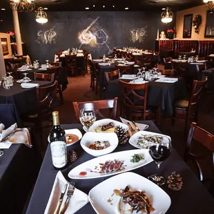 Christmas Eve lunch at the amazing Valentinos! // Instagram: @dametraveler