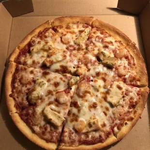 Small pizza with grilled chicken and shrimp.