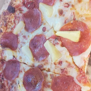 Pep and pineapple pizza