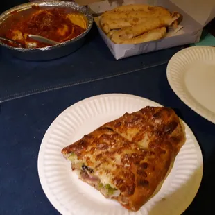 Deluxe Calzone, Cheese Ravioli, and Garlic Bread.    AWESOMENESS!!