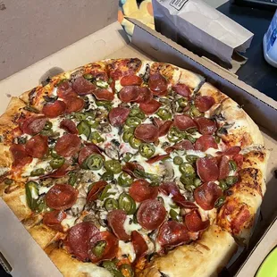 Hand tossed crust with pepperoni, mushrooms, and jalapeños