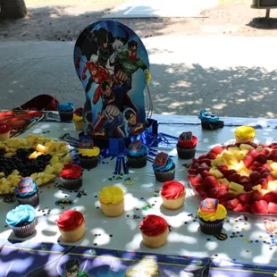 Batman and Superman fruit platter - Superheroes theme party!