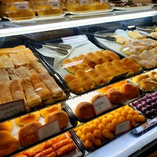 Love Filipino bakeries here