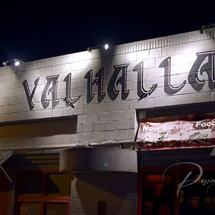 the outside of a restaurant at night