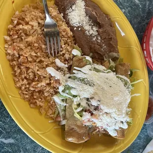 Flautas plate with shredded chicken