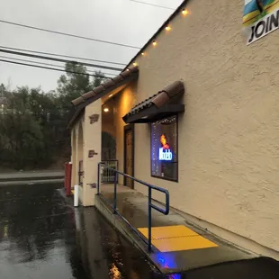 Don&apos;t take that walkway, the door doesn&apos;t open. Go around to the front.