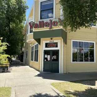 On the corner of 4th and S streets