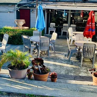 Outdoor Patio and Dining Area! Friendly dogs are welcome