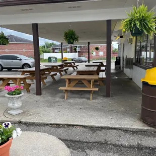 the outside of a restaurant