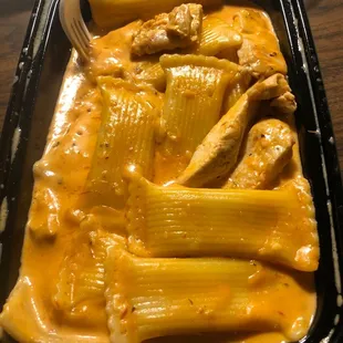 Stuffed rigatoni with chicken with Rosa cream sauce