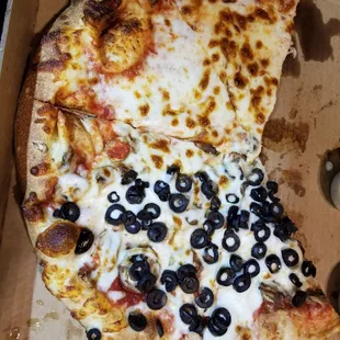 Cheese/mushroom and olive.  We were so hungry we dive in before taking a complete shot.