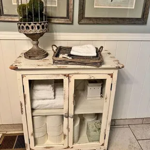 Bathroom cabinet