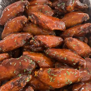 a tray of chicken wings