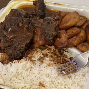 Stewed chicken with rice and plantains