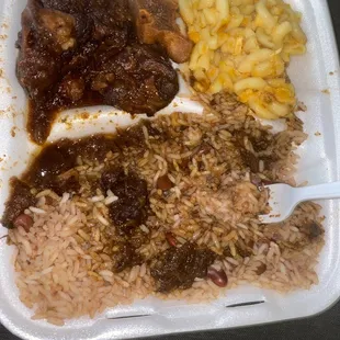 Oxtail with rice and peas and macaroni
