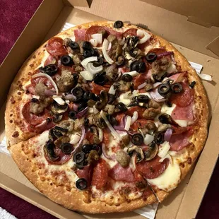 Deluxe: Pepperoni, Sausage, Ham, Beef, Black Olives, Mushrooms, Green Peppers, Onion size: medium
