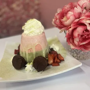 My two favorite flavors. Strawberry and matcha half and half. Recommended by the staff and it was the perfect pairing.